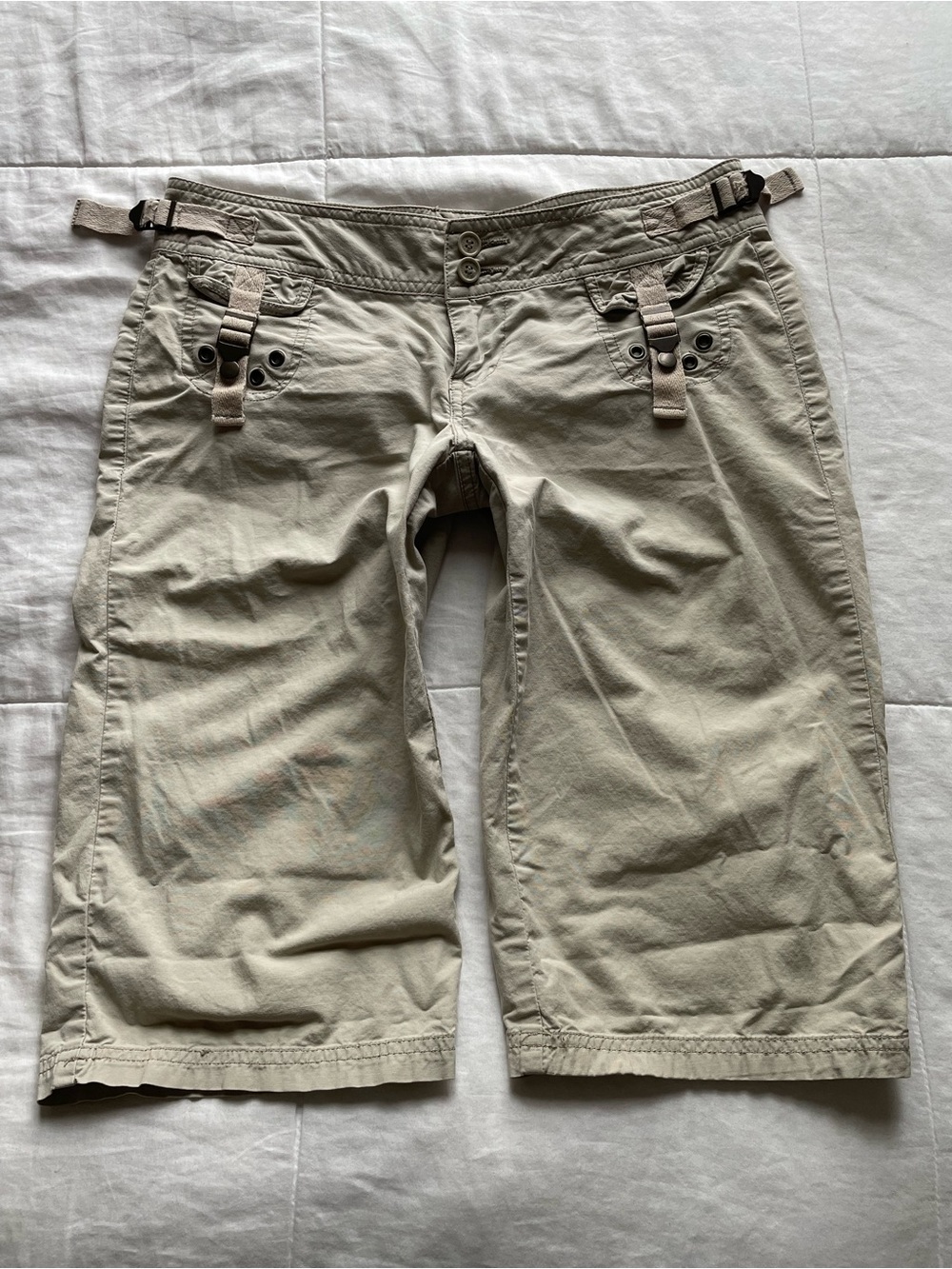 Y2K Low Rise Beige Patch Pocket Cargo Capris Bermuda Shorts 0 XS Utility Chic